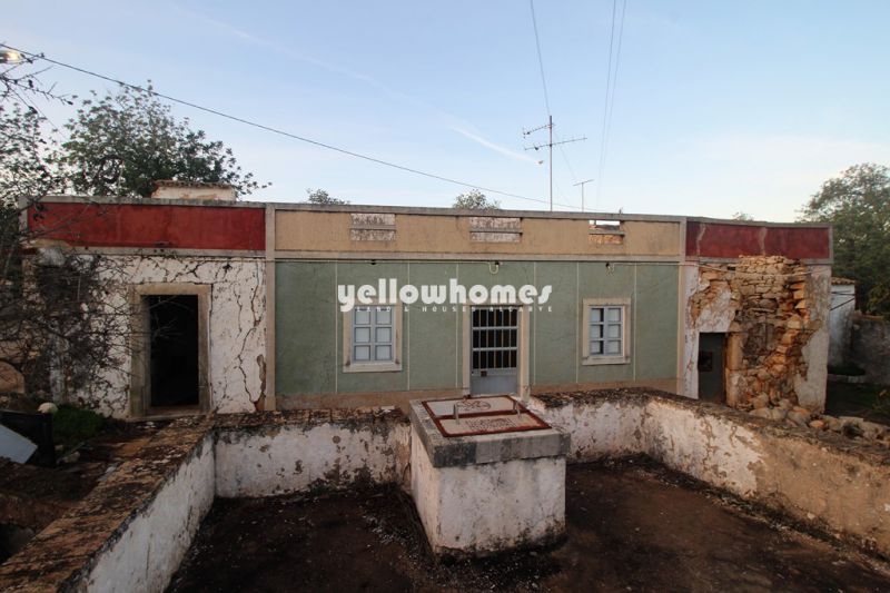 Espaçoso terreno com ruína e vista campo perto de Loule